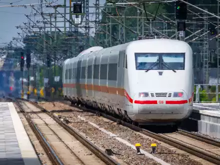 Die Bahnstrecke Hamburg-Berlin ging Mitte Juni mit sechswöchiger Verzögerung in Betrieb. (Archivbild) - Foto: Jens Büttner/dpa
