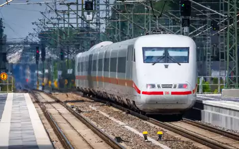 Die Bahnstrecke Hamburg-Berlin ging Mitte Juni mit sechswöchiger Verzögerung in Betrieb. (Archivbild) - Foto: Jens Büttner/dpa