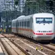 Die Bahnstrecke Hamburg-Berlin ging Mitte Juni mit sechswöchiger Verzögerung in Betrieb. (Archivbild) - Bild: Jens Büttner/dpa