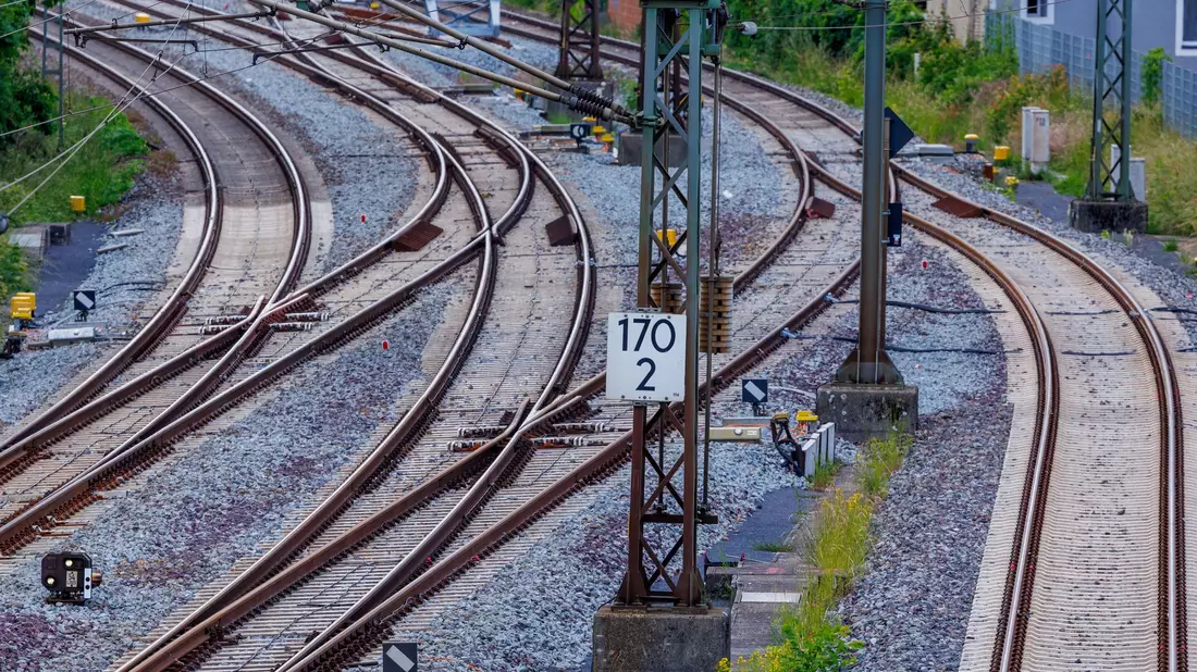 Immer wieder gab es zuletzt Probleme bei der Sanierung wichtiger Bahnkorridore. (Archivbild) - Bild: Jens Büttner/dpa