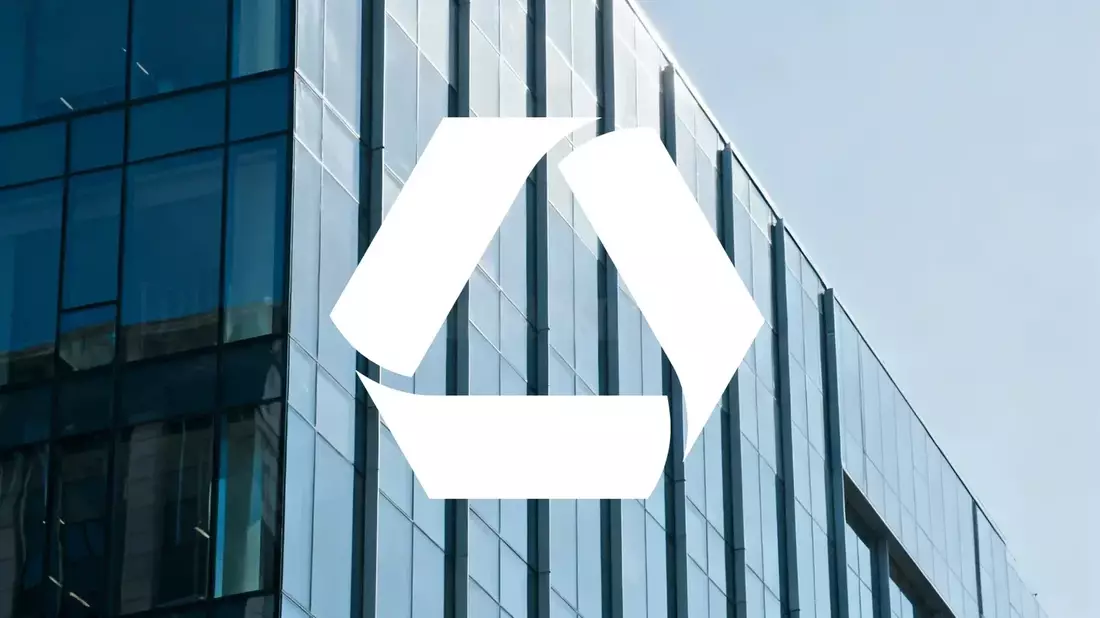 Commerzbank Stock Near High as UniCredit Stake Bid Advances