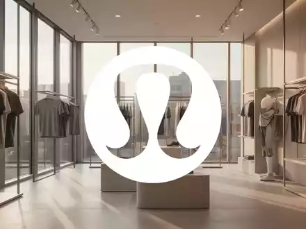 Minimalistisches Interieur eines hochwertigen Sportbekleidungsgeschäfts mit sanftem Tageslicht und Fokus auf Design. - Foto: über boerse-global.de