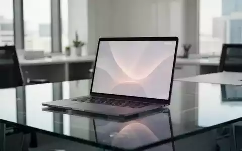 Ein moderner, sonnendurchfluteter Büroarbeitsplatz mit einem Laptop, dessen Bildschirm ein abstraktes, leuchtendes Interface zeigt. - Foto: über boerse-global.de