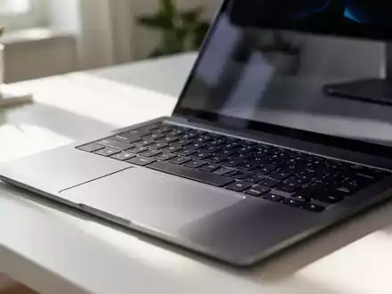 Nahaufnahme einer modernen Laptop-Tastatur in einem hellen, professionellen Büro-Arbeitsplatz. - Foto: über boerse-global.de