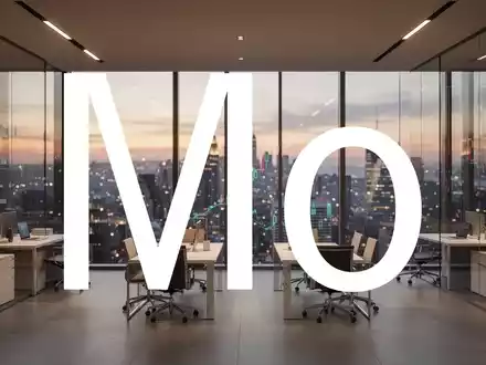 Modernes Büro mit Blick auf eine Skyline bei Dämmerung, symbolisiert finanzielle Investitionen und wirtschaftliches Wachstum. - Foto: über boerse-global.de