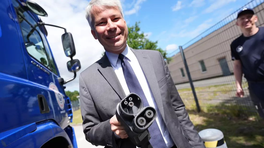 Verkehrsminister Bilger ließ sich einen E-Lkw zeigen. - Bild: Marcus Brandt/dpa