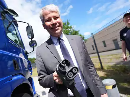 Verkehrsminister Bilger ließ sich einen E-Lkw zeigen. - Foto: Marcus Brandt/dpa