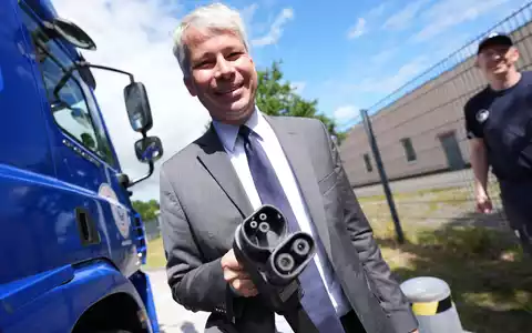 Verkehrsminister Bilger ließ sich einen E-Lkw zeigen. - Foto: Marcus Brandt/dpa