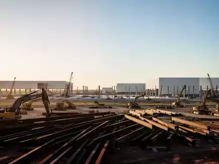 Eine weitläufige Industriebaustelle in Texas mit schweren Baumaschinen und Stahlkonstruktionen vor einem weiten Himmel. - Foto: über boerse-global.de