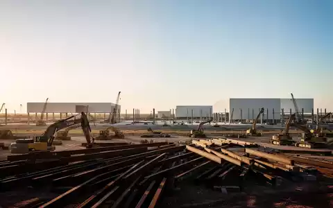 Eine weitläufige Industriebaustelle in Texas mit schweren Baumaschinen und Stahlkonstruktionen vor einem weiten Himmel. - Foto: über boerse-global.de
