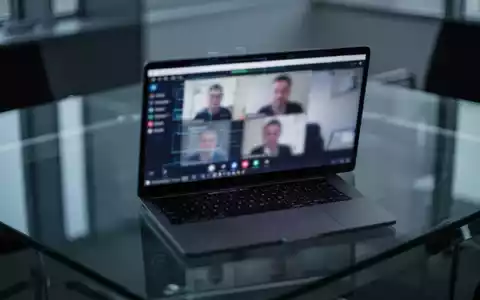 Ein Laptop-Bildschirm in einem modernem Büro, der eine Videokonferenz zeigt, als Symbol für digitale Sicherheitsrisiken. - Foto: über boerse-global.de