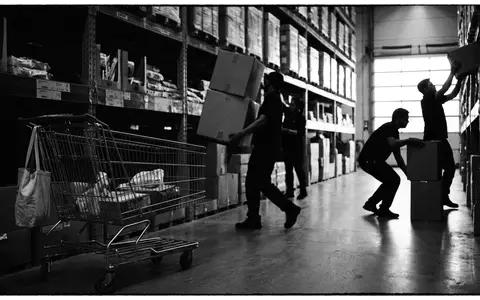 Schwarzweiss-Reportage mit Einkaufswagen zum Thema Costco Membership, ISIN US22160K1051, hoher Kontrast, sachlich dargestellt - Foto: THN