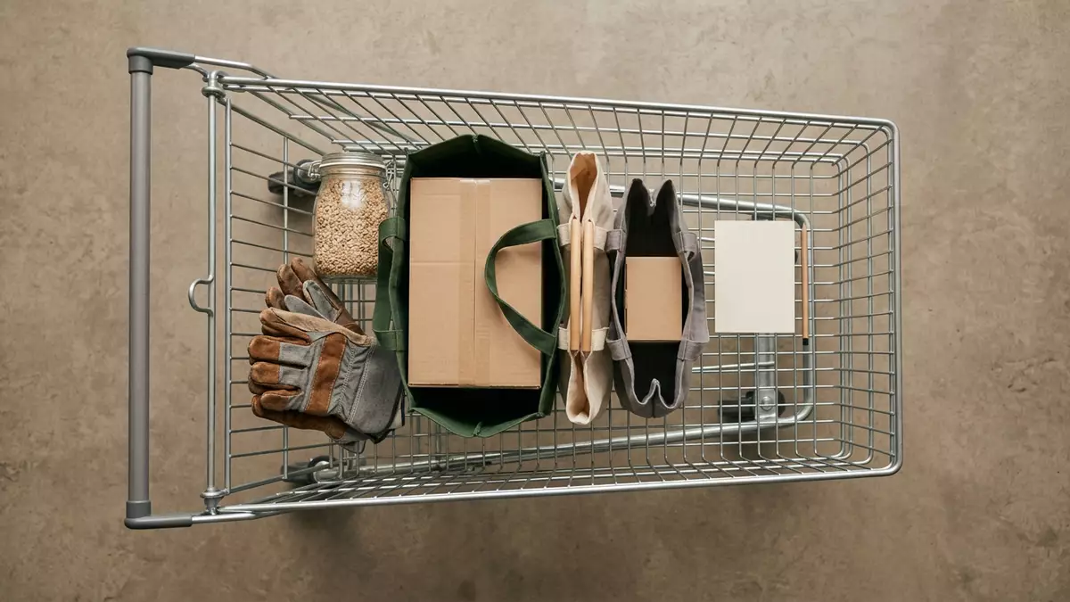 Flatlay-Arrangement rund um Einkaufswagen mit passenden Requisiten von oben, neutral