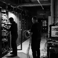 Schwarzweiss-Reportage mit Netzwerksicherheit zum Thema CrowdStrike Falcon, ISIN US22788C1053, hoher Kontrast, sachlich dargestellt - Foto: THN