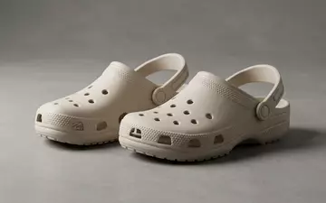 Fotorealistische Studioaufnahme von Schaumstoffclogs zum Thema Crocs Classic Clog, ISIN US2270461096, klare Lichtfuehrung - Foto: THN