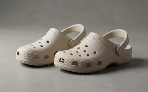 Fotorealistische Studioaufnahme von Schaumstoffclogs zum Thema Crocs Classic Clog, ISIN US2270461096, klare Lichtfuehrung - Foto: THN