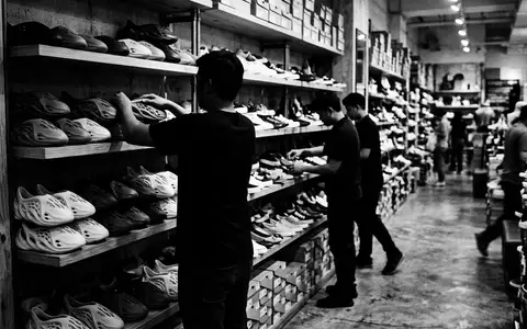 Schwarzweiss-Reportage mit Schaumstoffclogs zum Thema Crocs Classic Clog, ISIN US2270461096, hoher Kontrast - Foto: THN
