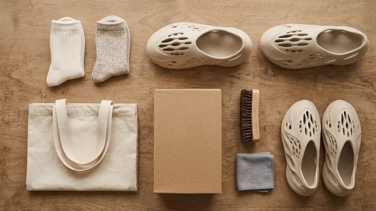 Flatlay-Arrangement rund um Schaumstoffclogs mit passenden Requisiten von oben