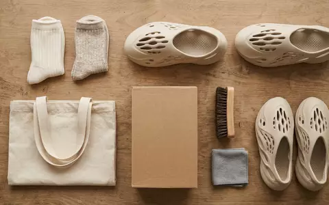 Flatlay-Arrangement rund um Schaumstoffclogs zum Thema Crocs Classic Clog, ISIN US2270461096, weiches Oberlicht - Foto: THN
