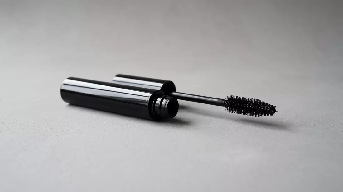 Fotorealistische Studioansicht von Mascara in neutraler Produktdarstellung, neutral