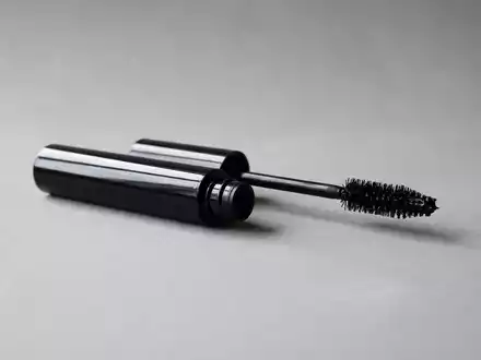 Fotorealistische Studioaufnahme von Mascara zum Thema Rimmel London Mascara, ISIN US2220702037, klare Lichtfuehrung - Foto: THN