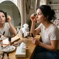 Fotorealistische Aufnahme von Mascara beim Schminken zum Thema Rimmel London Mascara, ISIN US2220702037, natuerliches Licht - Foto: THN