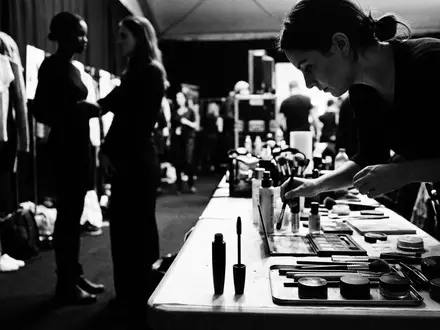 Schwarzweiss-Reportage mit Mascara zum Thema Rimmel London Mascara, ISIN US2220702037, hoher Kontrast - Foto: THN