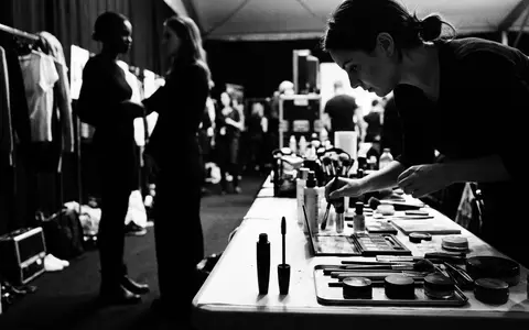 Schwarzweiss-Reportage mit Mascara zum Thema Rimmel London Mascara, ISIN US2220702037, hoher Kontrast - Foto: THN