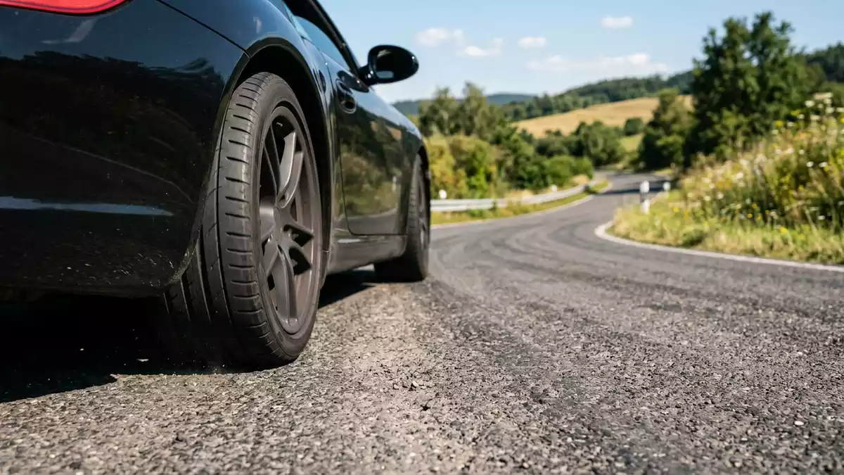 Fotorealistische Ansicht von Sommerreifen am Fahrzeug in realer Umgebung, neutral
