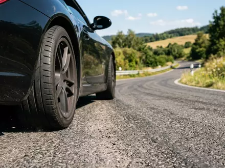 Fotorealistische Aufnahme von Sommerreifen am Fahrzeug zum Thema Michelin Pilot Sport, ISIN FR0000121261, natuerliches Licht - Foto: THN