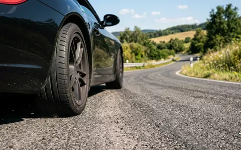 Fotorealistische Aufnahme von Sommerreifen am Fahrzeug zum Thema Michelin Pilot Sport, ISIN FR0000121261, natuerliches Licht - Foto: THN