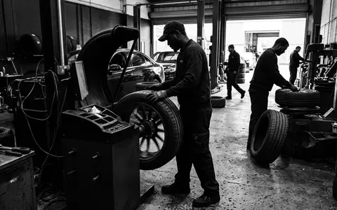Schwarzweiss-Reportage mit Sommerreifen zum Thema Michelin Pilot Sport, ISIN FR0000121261, hoher Kontrast - Foto: THN
