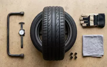 Flatlay-Arrangement rund um Sommerreifen zum Thema Michelin Pilot Sport, ISIN FR0000121261, weiches Oberlicht - Foto: THN