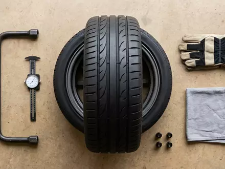 Flatlay-Arrangement rund um Sommerreifen zum Thema Michelin Pilot Sport, ISIN FR0000121261, weiches Oberlicht - Foto: THN