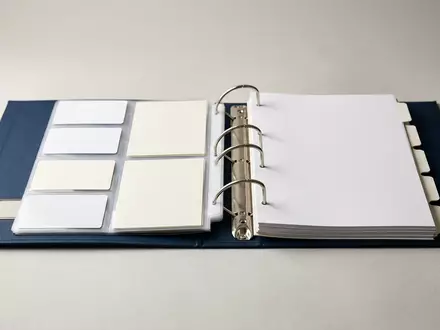 Fotorealistische Studioaufnahme von Finanzunterlagen zum Thema Commerzbank Girokonto, ISIN DE000CBK1001, klare Lichtfuehrung - Foto: THN