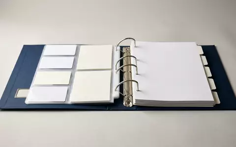Fotorealistische Studioaufnahme von Finanzunterlagen zum Thema Commerzbank Girokonto, ISIN DE000CBK1001, klare Lichtfuehrung - Foto: THN