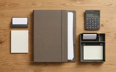 Flatlay-Arrangement rund um Finanzunterlagen zum Thema Commerzbank Girokonto, ISIN DE000CBK1001, weiches Oberlicht - Foto: THN