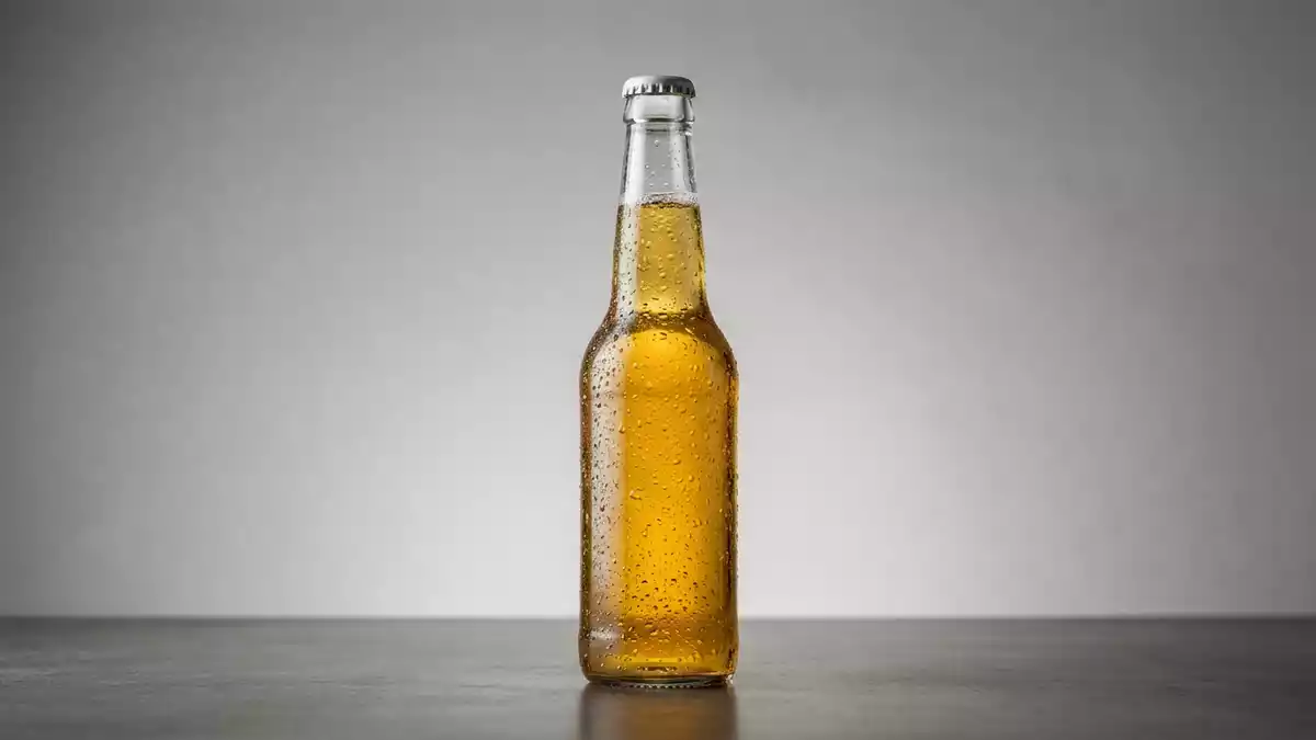 Fotorealistische Studioansicht von Lagerbier in neutraler Produktdarstellung, neutral