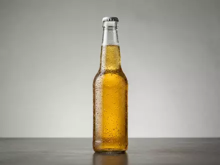 Fotorealistische Studioaufnahme von Lagerbier zum Thema Corona Extra, ISIN US21036P1084, klare Lichtfuehrung - Foto: THN