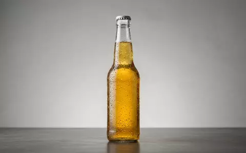 Fotorealistische Studioaufnahme von Lagerbier zum Thema Corona Extra, ISIN US21036P1084, klare Lichtfuehrung - Foto: THN