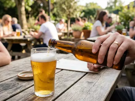 Fotorealistische Aufnahme von Lagerbier im Biergarten zum Thema Corona Extra, ISIN US21036P1084, natuerliches Licht - Foto: THN