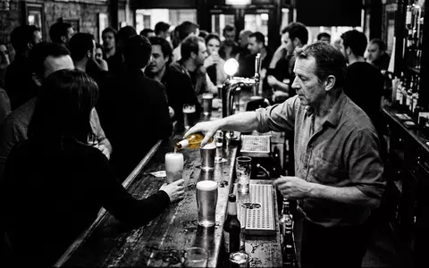 Schwarzweiss-Reportage mit Lagerbier zum Thema Corona Extra, ISIN US21036P1084, hoher Kontrast, sachlich dargestellt - Foto: THN