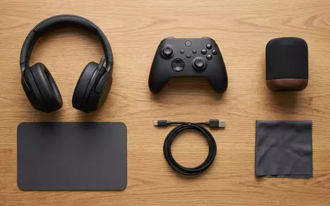 Flatlay-Arrangement rund um Gaming-Headset zum Thema Corsair Virtuoso Headset, ISIN US22160N1090, weiches Oberlicht - Foto: THN