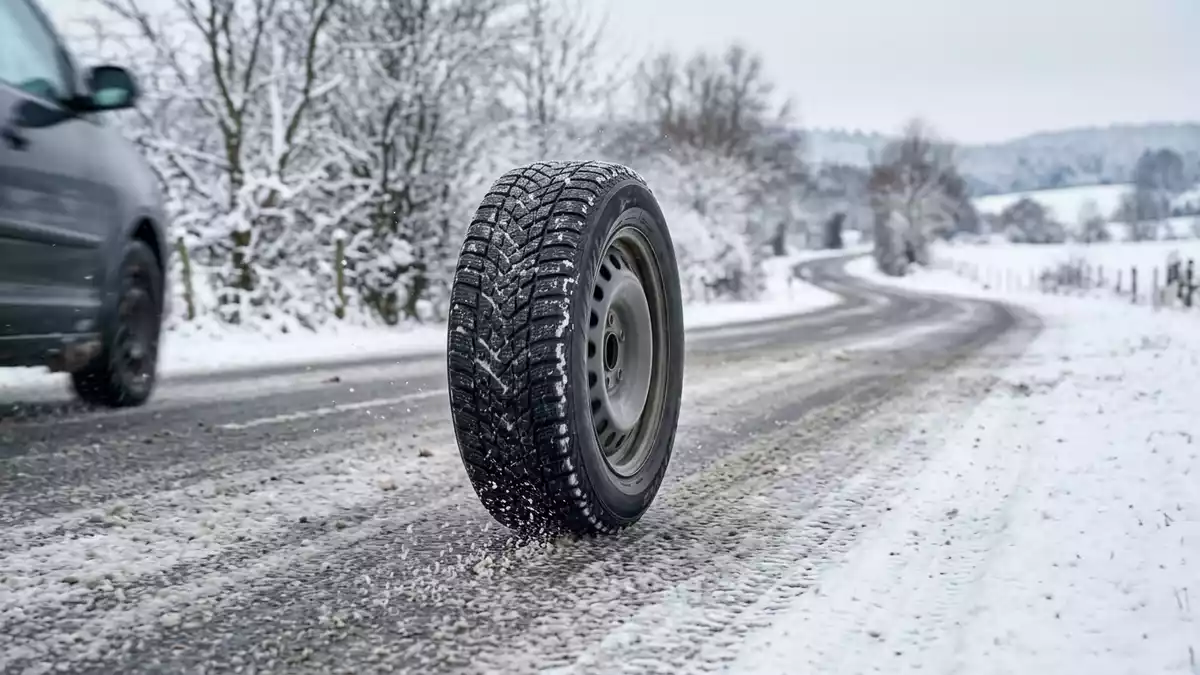 Fotorealistische Ansicht von Winterreifen am Fahrzeug in realer Umgebung, neutral