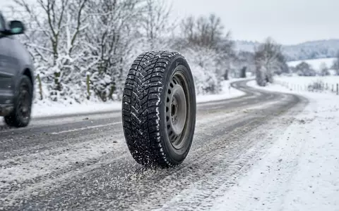 Fotorealistische Aufnahme von Winterreifen am Fahrzeug zum Thema Continental WinterContact, ISIN DE0005439004, natuerliches Licht - Foto: THN