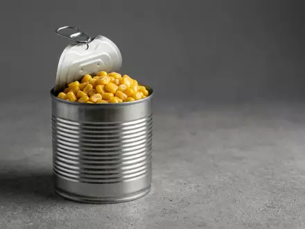 Fotorealistische Studioaufnahme von Dosenmais zum Thema Bonduelle Goldmais, ISIN FR0000063935, klare Lichtfuehrung - Foto: THN