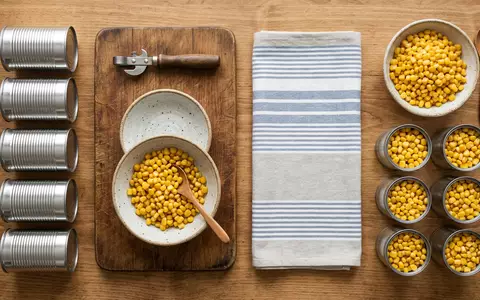 Flatlay-Arrangement rund um Dosenmais zum Thema Bonduelle Goldmais, ISIN FR0000063935, weiches Oberlicht - Foto: THN