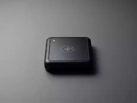 Fotorealistische Studioaufnahme von Kartenlesegerät zum Thema Square Reader, ISIN US8522341036, klare Lichtfuehrung - Foto: THN
