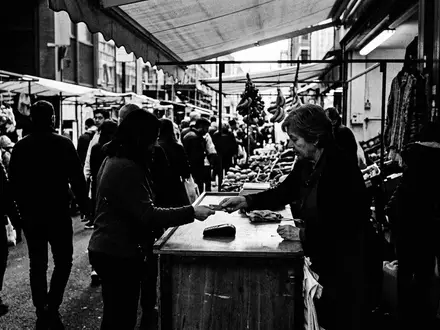 Schwarzweiss-Reportage mit Kartenlesegerät zum Thema Square Reader, ISIN US8522341036, hoher Kontrast, sachlich dargestellt - Foto: THN