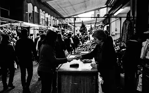 Schwarzweiss-Reportage mit Kartenlesegerät zum Thema Square Reader, ISIN US8522341036, hoher Kontrast, sachlich dargestellt - Foto: THN
